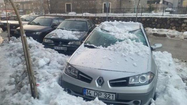 Üzerine Buz Kütlesi Düşen Otomobiller Hasar Gördü 1