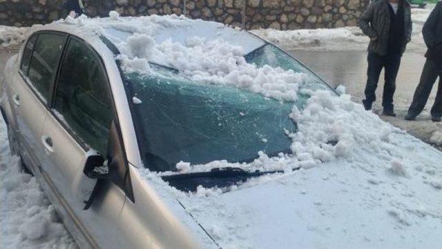 Üzerine Buz Kütlesi Düşen Otomobiller Hasar Gördü 2