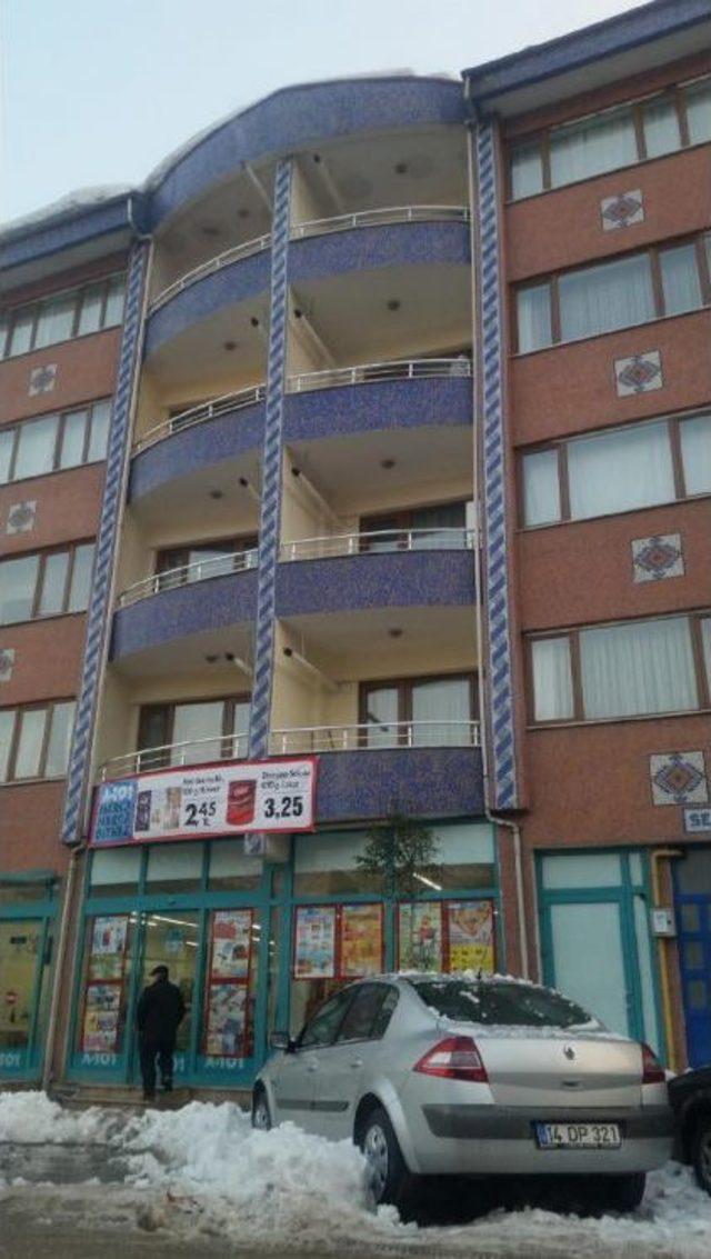 Üzerine Buz Kütlesi Düşen Otomobiller Hasar Gördü 3