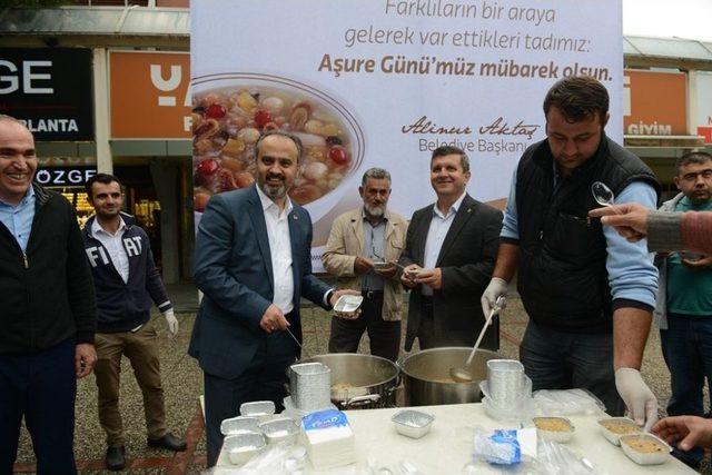 İneg&ouml;l Belediyesi Aşure İkramıyla Ağızları Tatlandırdı 1