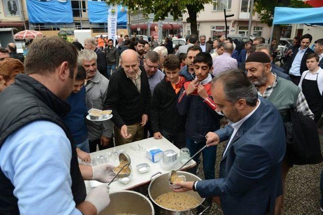 İneg&ouml;l Belediyesi Aşure İkramıyla Ağızları Tatlandırdı 2