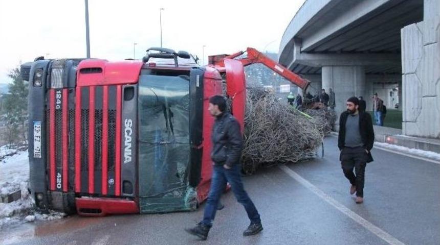 Demir Y&uuml;kl&uuml; Tır Devrildi: 1 Yaralı