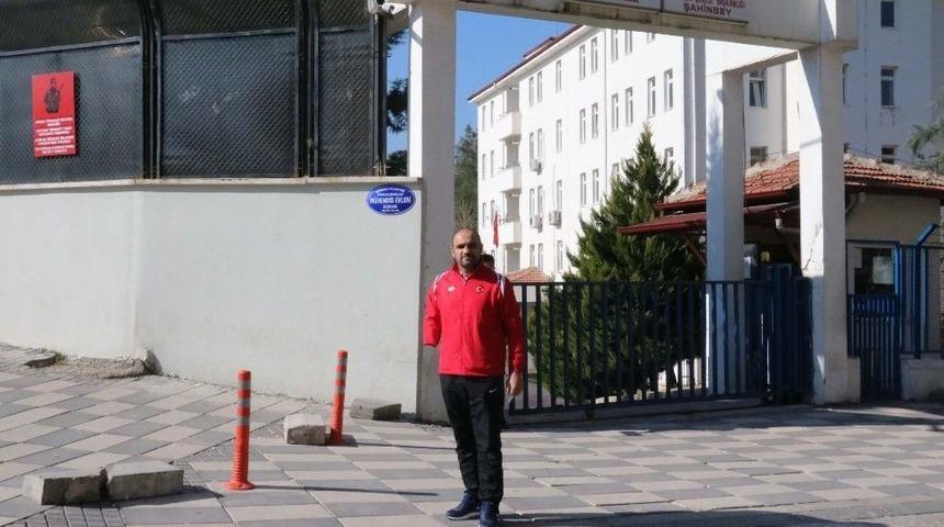 Tek Kollu Milli Kaleci, Afrin&rsquo;de Ter&ouml;ristlere Karşı Savaşmak İstiyor