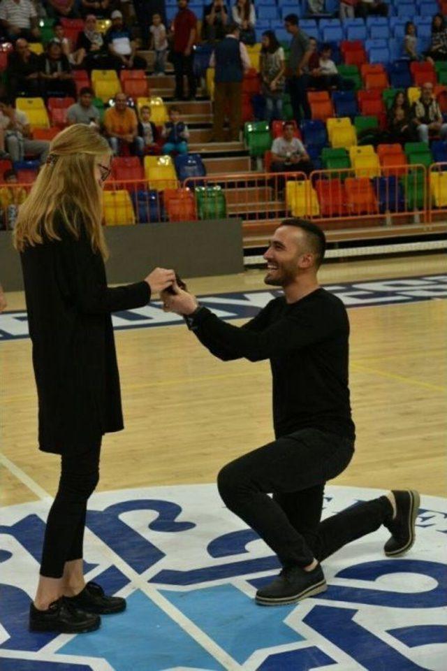 Basket Maçının Devre Arasında Evlenme Teklifi 1