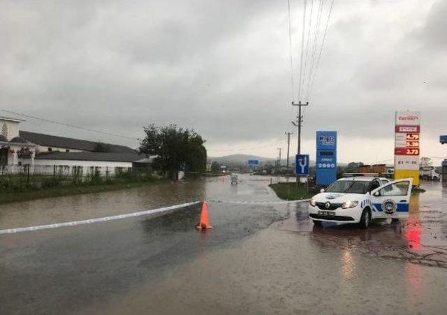 Kaynarca'da Yağmur Nedeniyle Dereler Taşlı, Yollar Su Altında Kaldı