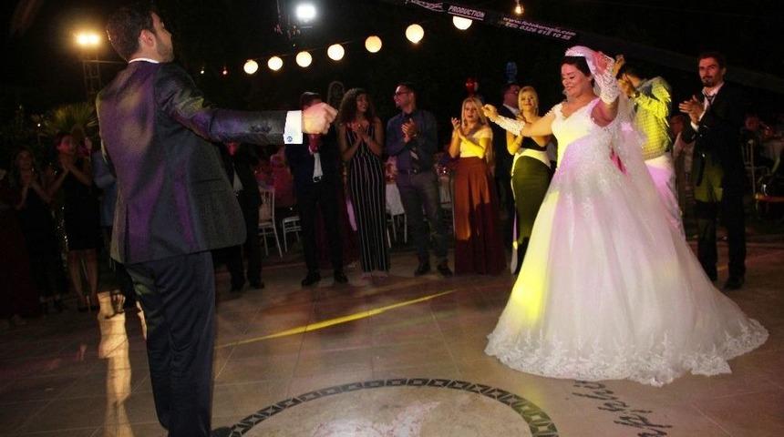 Kanseri Yendi D&uuml;ğ&uuml;n&uuml;ndeki Takıları Kanser Vakfına Bağışladı