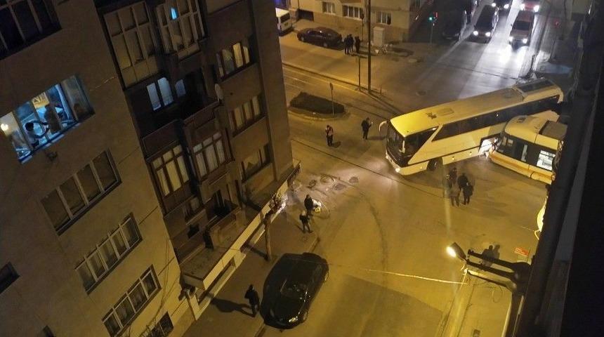 Tramvay İle Otob&uuml;s &Ccedil;arpıştı