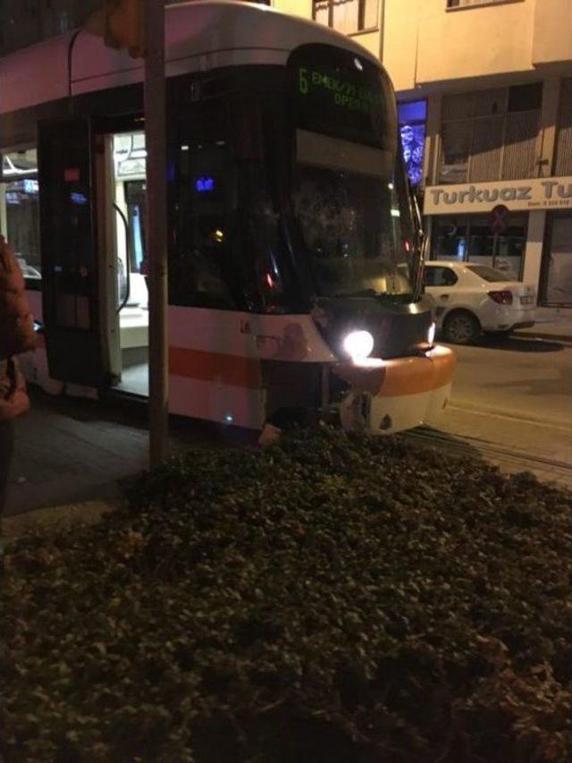 Tramvay İle Otobüs Çarpıştı