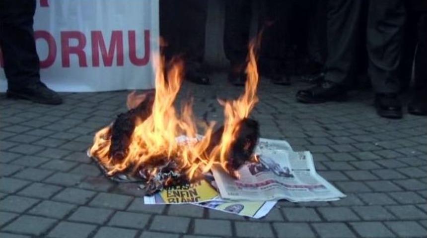 Cumhuriyet Gazetesi Ve Charlie Hebdo Dergisini Yaktılar