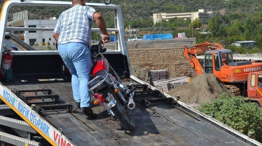 Motosiklet Trakt&ouml;re &Ccedil;arptı: 2 Yaralı