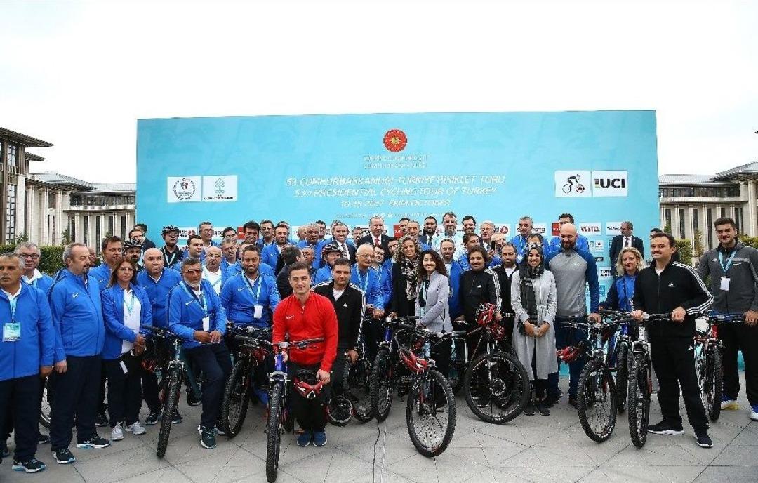 Cumhurbaşkanı Erdoğan, Cumhurbaşkanlığı T&uuml;rkiye Bisiklet Turu Lansmanına Katıldı