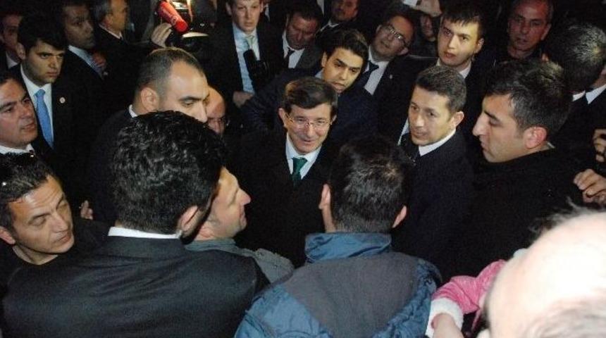 Başbakan Davutoğlu, Şahidi T&uuml;rbesini Ziyaret Etti