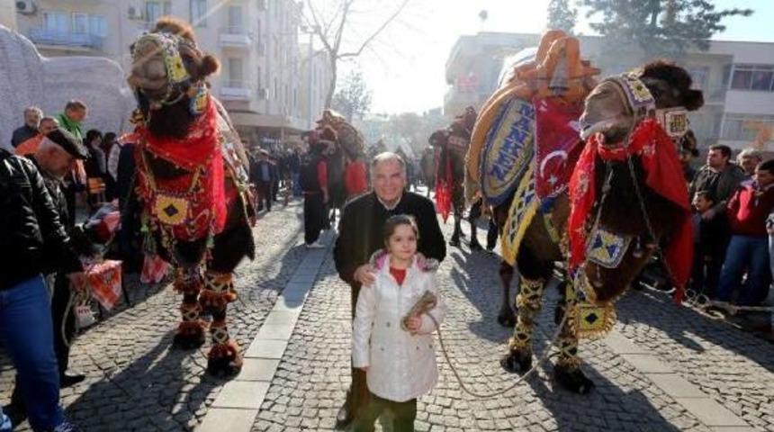 Sel&ccedil;uk'ta Deve G&uuml;reşleri Festivali Coşkuyla Başladı