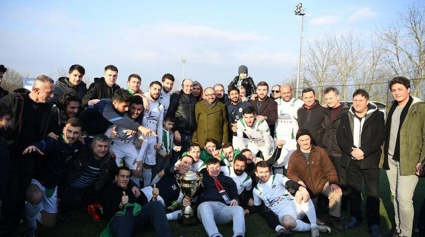Suadiyespor&rsquo;un Kupasını Başkan &Uuml;z&uuml;lmez Verdi