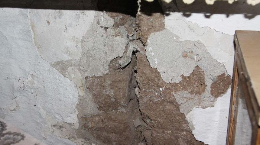 2 &Ccedil;ocukları Hasta, Yaşadıkları Ev Yıkılmak &Uuml;zere