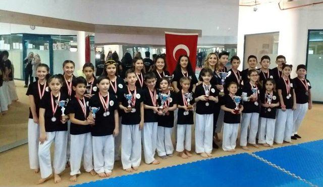 Karate Şampiyonları Büyükşehirden