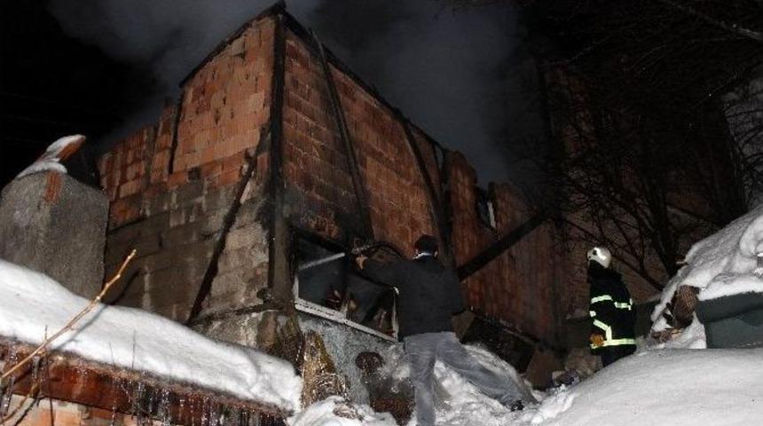 K&uuml;tahya&rsquo;da Ev Yangını Paniğe Neden Oldu