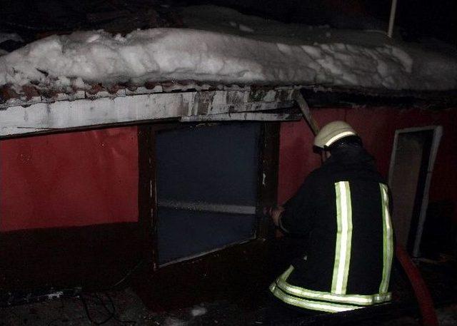 K&uuml;tahya&rsquo;da Ev Yangını Paniğe Neden Oldu 1