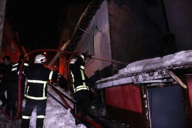 K&uuml;tahya&rsquo;da Ev Yangını Paniğe Neden Oldu 3