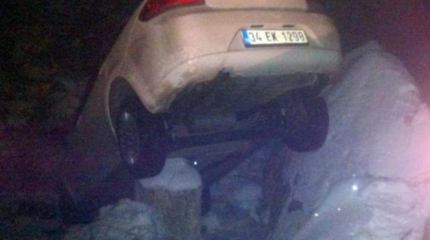 Otomobil K&uuml;t&uuml;ğe Takılınca Hayatları Kurtuldu