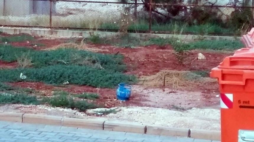 Sgk&rsquo;nın Bah&ccedil;esine Atılan Piknik T&uuml;p&uuml; Bomba Paniğine Neden Oldu