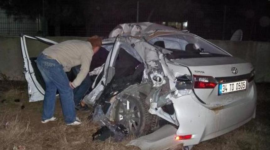 Freni Patlayıp, Direksiyonu Kilitlenen Tır Otomobile &Ccedil;arptı: 1 &Ouml;l&uuml;, 2 Yaralı