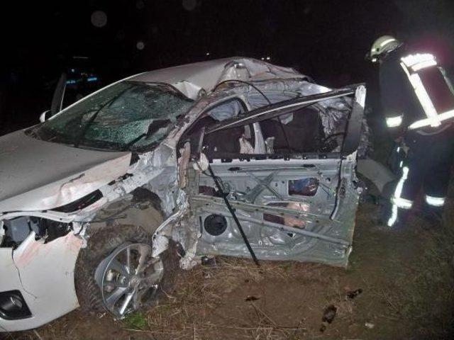 Freni Patlayıp, Direksiyonu Kilitlenen Tır Otomobile Çarptı: 1 Ölü, 2 Yaralı