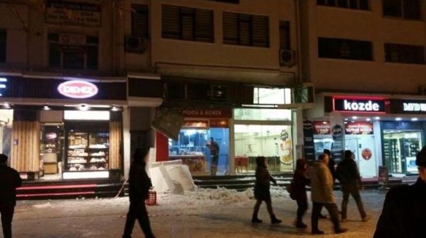 Apartmanın &Ccedil;atısından D&uuml;şen Karlar Tabelaları Par&ccedil;aladı