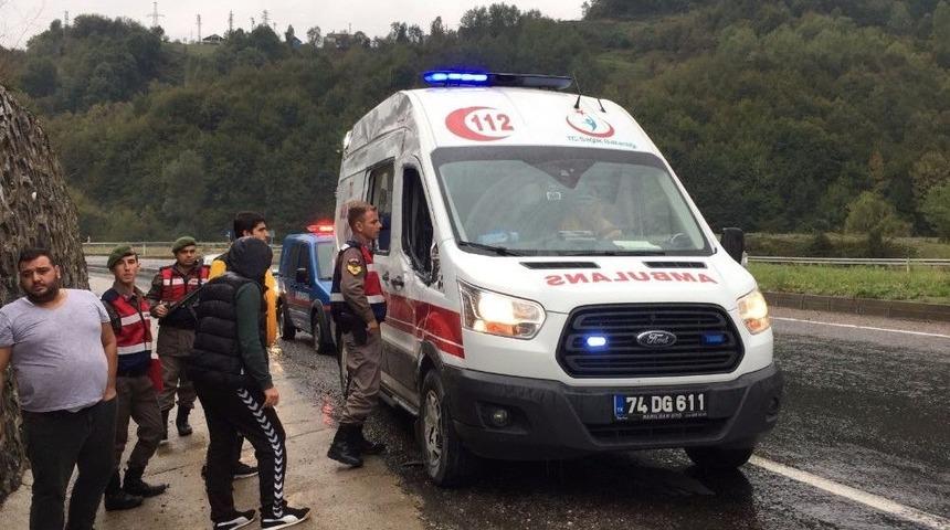 Ambulans İstinat Duvarına &Ccedil;arptı
