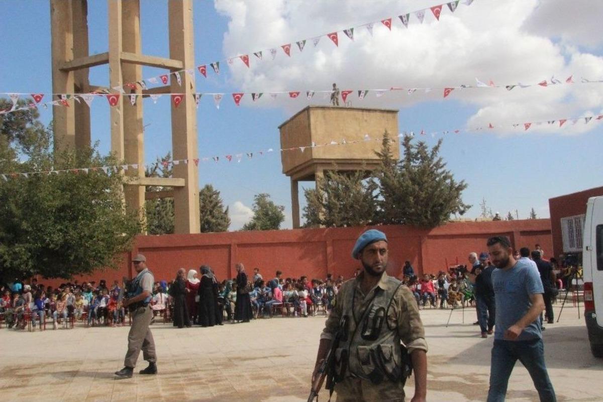 Fırat Kalkanı B&ouml;lgesinde 150 Bin &Ouml;ğrenci T&ouml;renle Ders Başı Yaptı