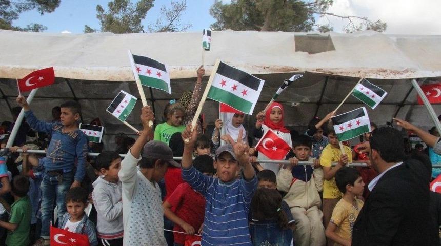 Suriye&rsquo;de Bayrak İzdihamı