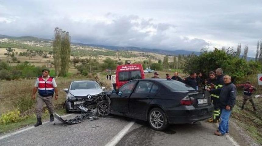 2 Otomobil &Ccedil;arpıştı: 1 &Ouml;l&uuml; 4 Yaralı