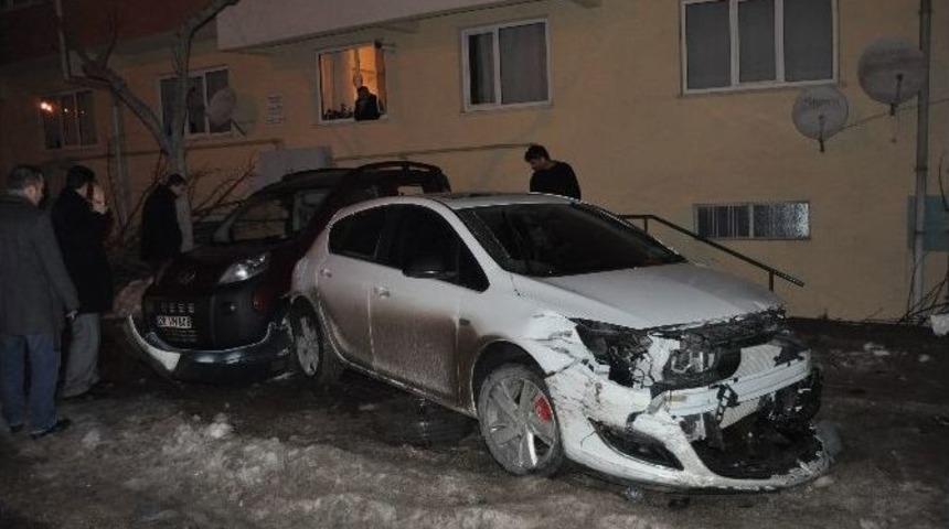 5 Araca Ve Ağaca &Ccedil;arparak Durabildi: 1 Yaralı