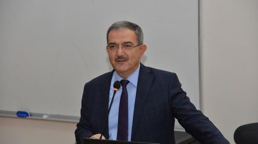 Rekt&ouml;r Şahin, Tecr&uuml;belerini Tıp &Ouml;ğrencileriyle Paylaştı