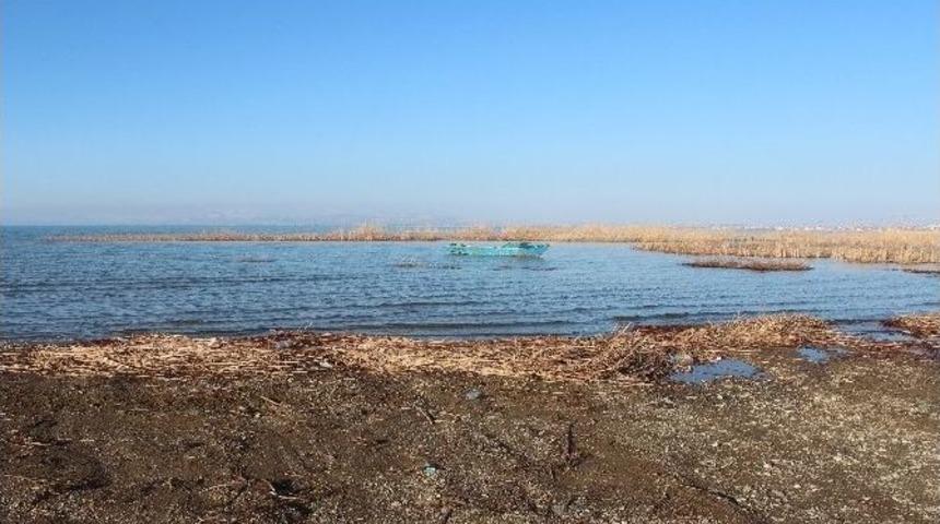 Beyşehir G&ouml;l&uuml; Kıyılarına 800 Kamyon Kar Takviyesi