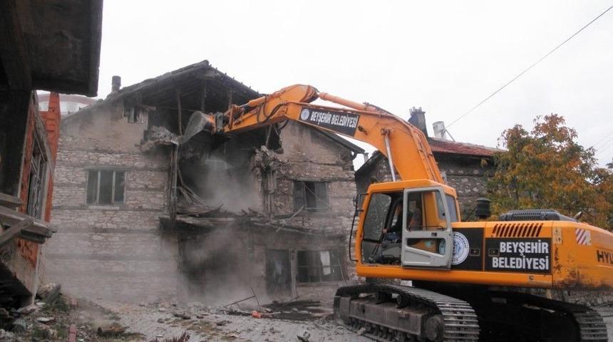 Beyşehir&rsquo;de Metruk Binalar Yıkılıyor