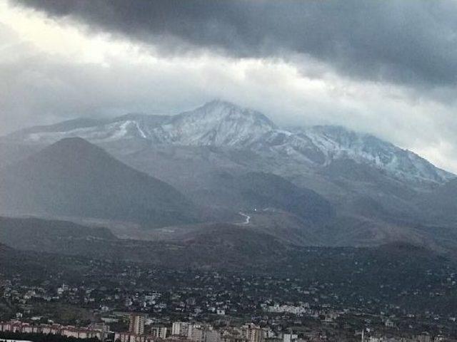 Erciyes'e Sezonun Ilk Karı Yağdı