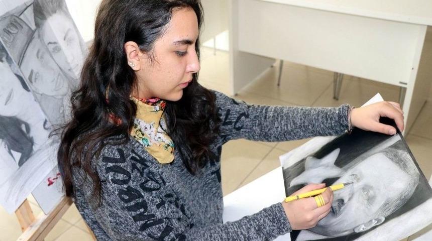 Gen&ccedil; Kız Karakalem Resimleri İle Ge&ccedil;imini Sağlıyor