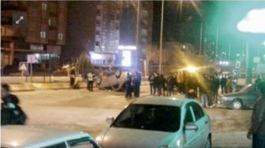 İki Otomobil &Ccedil;arpıştı: 2 Yaralı