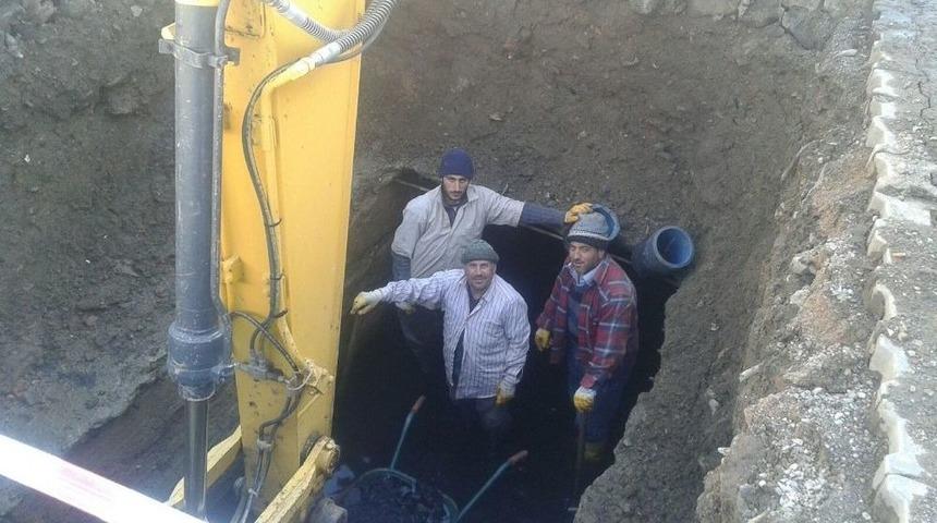 Simav Belediyesi, İl&ccedil;e Genelindeki T&uuml;m Kanalları Temizliyor