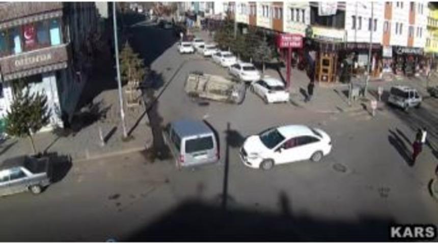 Kars&rsquo;ta Biri &Ouml;l&uuml;ml&uuml; İki Trafik Kazası Mobese&rsquo;de