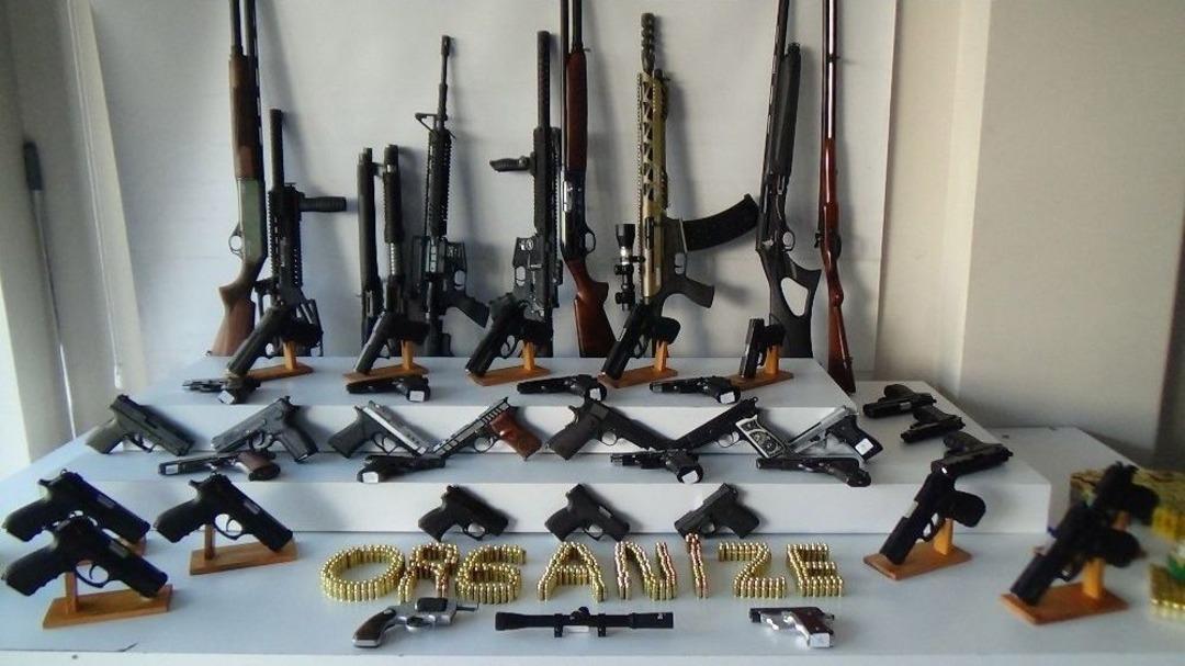 İstanbul&rsquo;da Silah Ka&ccedil;ak&ccedil;ılarına Operasyon: 20 G&ouml;zaltı