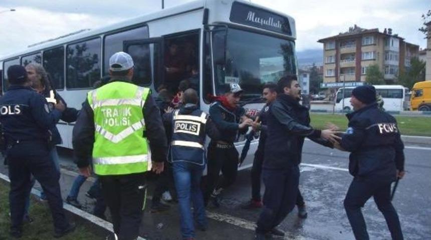 K&uuml;tahyaspor - Tavşanlı Linyitspor Ma&ccedil;ı Sonrasında Taraftar Kavgası