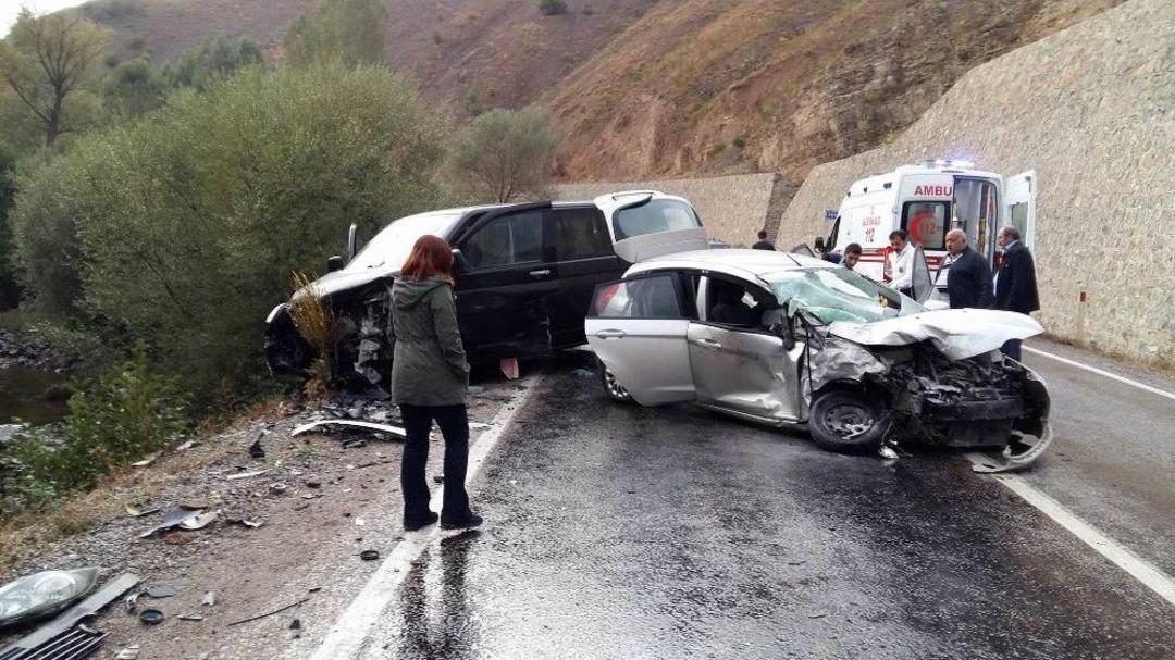 G&uuml;m&uuml;şhane&rsquo;de Trafik Kazası: 3 Yaralı