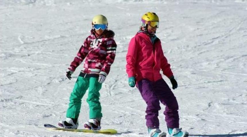 Pınar Altuğ- Yağmur Atacan &Ccedil;ifti Kızları Su Ile Kartalkaya'da