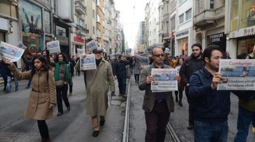 Destek I&ccedil;in İstiklal'de Cumhuriyet Gazetesi Dağıttılar