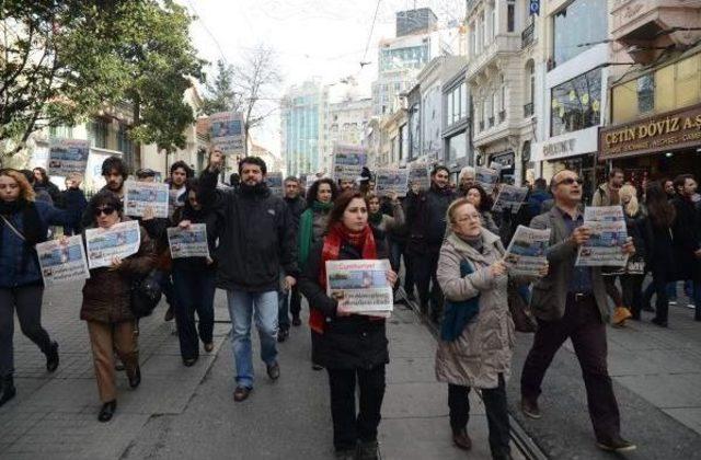 Destek Için İstiklal'de Cumhuriyet Gazetesi Dağıttılar