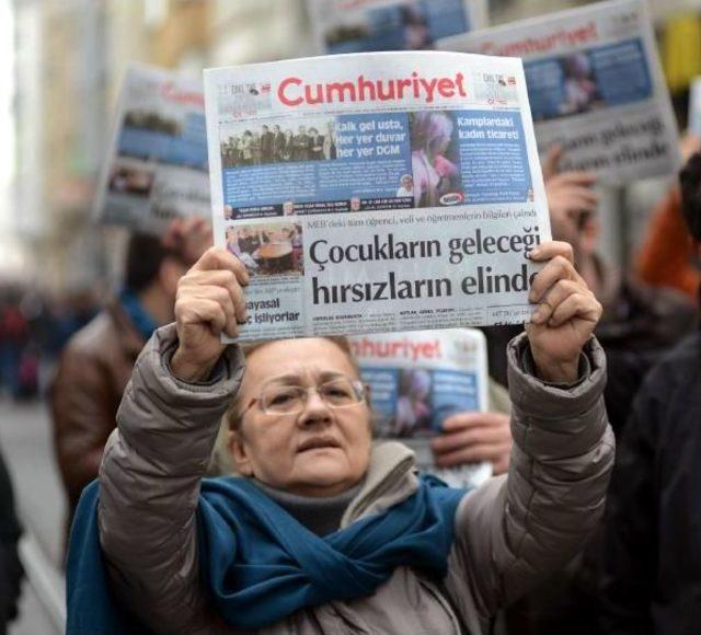 Destek Için İstiklal'de Cumhuriyet Gazetesi Dağıttılar