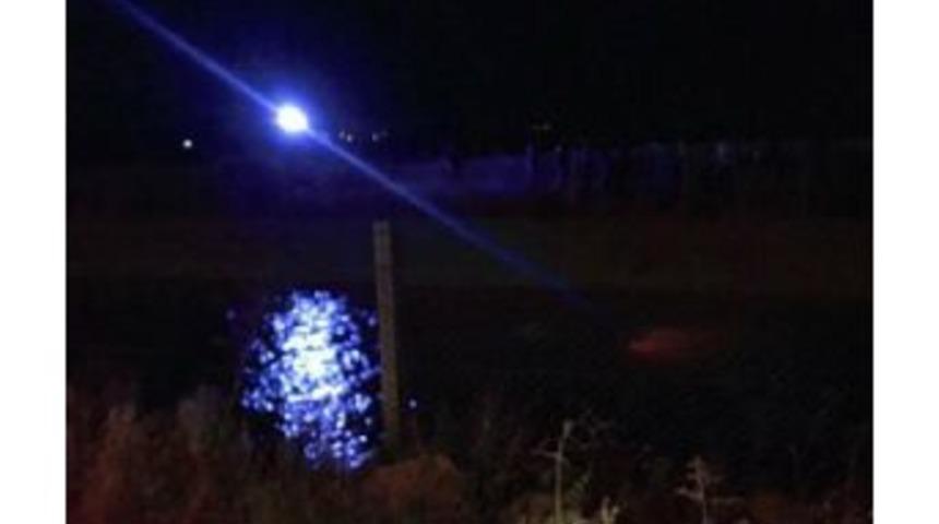 Otomobil Sulama Kanalına Devrildi: 2 &Ouml;l&uuml;, 1 Yaralı