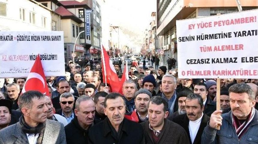 G&uuml;m&uuml;şhane&rsquo;de &Ccedil;irkin Karikat&uuml;rler Protesto Edildi